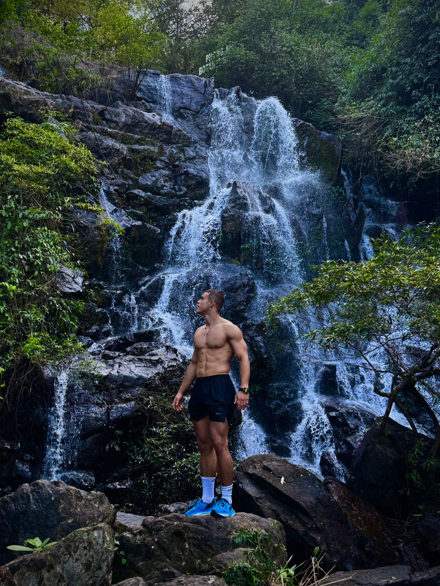 Kacper Stec na tle wodospadu - zdjecie glowne